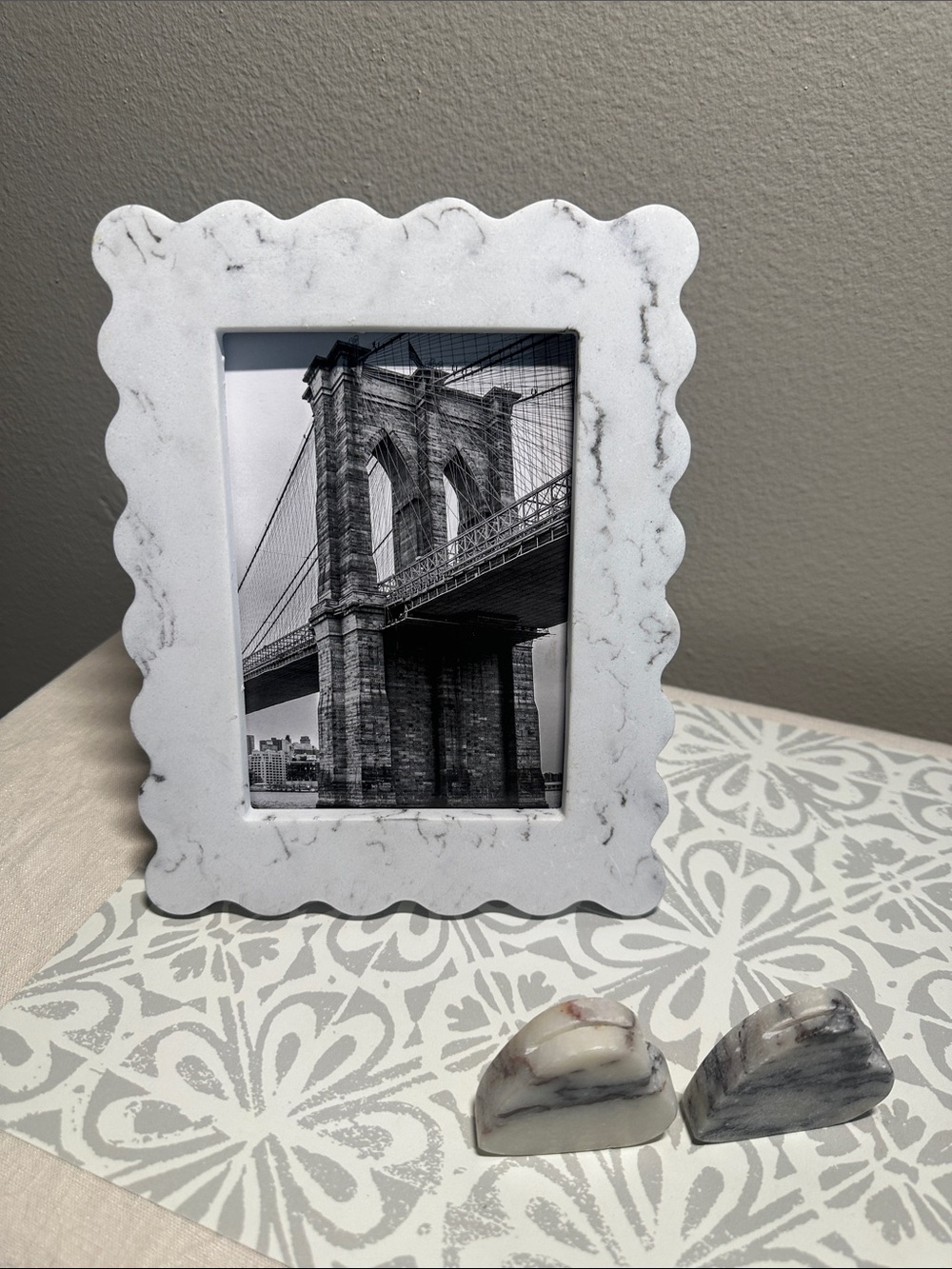 White Marble-Effect Scalloped Photo Frame - with 2 heart marbled note holders